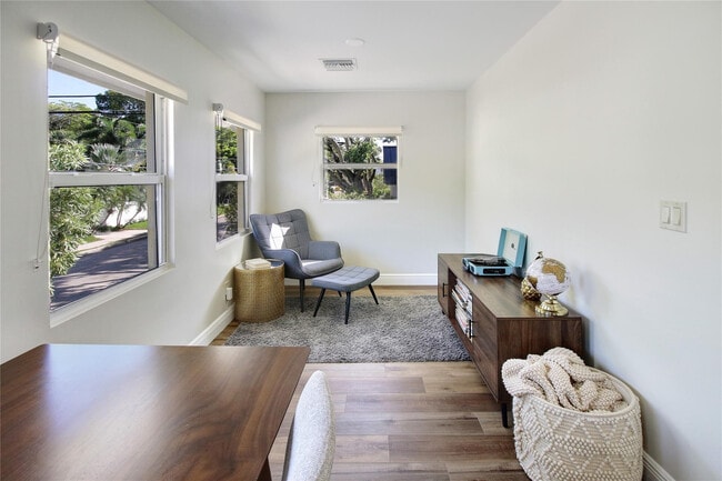 Building Photo - 211 SE 16th Ave