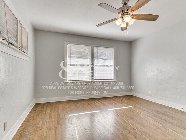 Building Photo - *AVAILABLE NOW!* 2 Bed/2 Bath Duplex Close to Campus Corner!