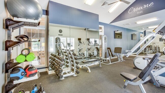 Building Photo - 900 Crowne Park Dr