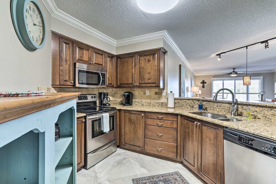 Building Photo - 6141 Bahia Del Mar Blvd S