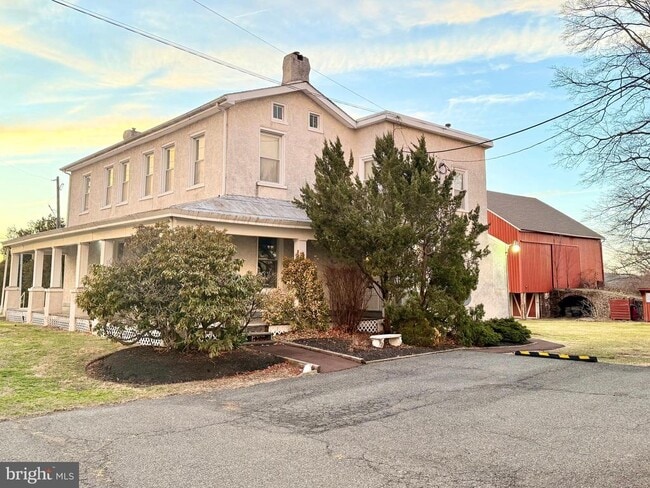 Building Photo - 2933 E High St