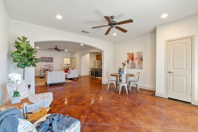 Building Photo - * MOVE IN SUMMER 07/11/2027 * 5 Bed 3 Bath, Very Short Walk to TCU Campus