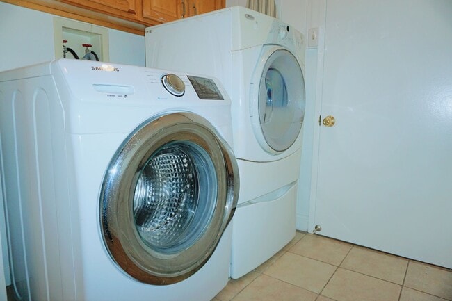 Building Photo - Spacious, Pet Friendly House Near Kailua B...