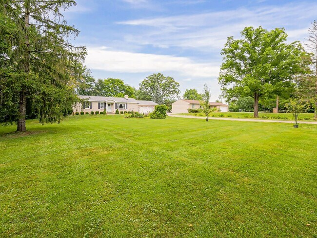Building Photo - Your Private Retreat Just Minutes from Downtown South Lyon
