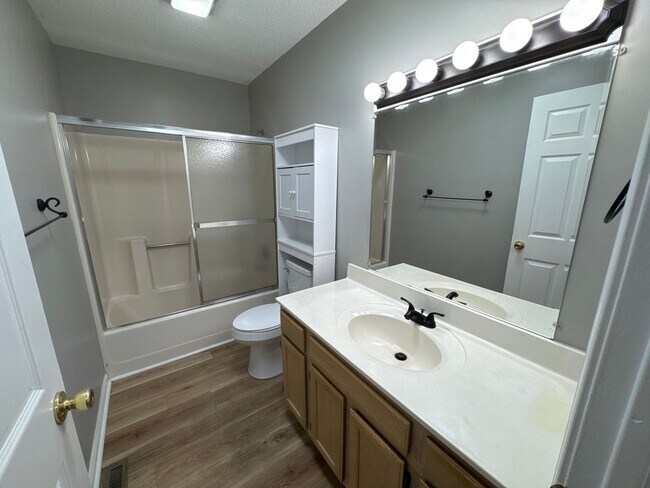 Building Photo - 1007 Northwood Dr