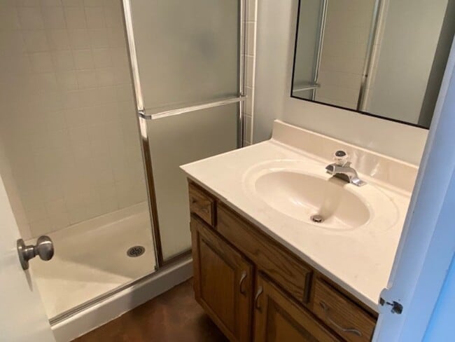 Building Photo - Shawnee Condo all redone close to Shops an...