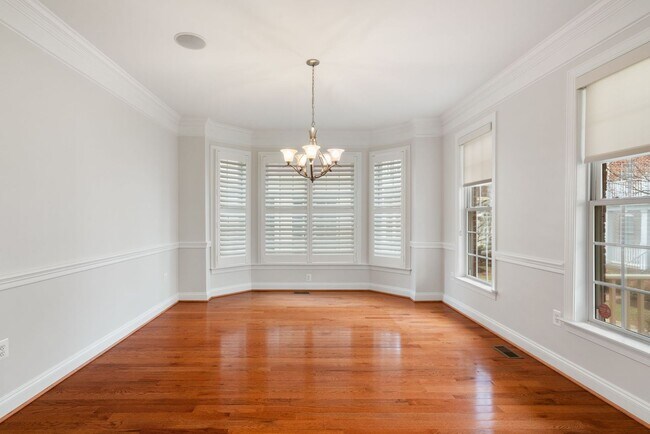 Building Photo - Stunning 4 level detached home close to the Mosaic District in Fairfax!