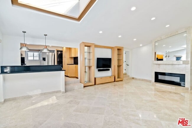 Building Photo - 516 1/2 Hill Street Unit