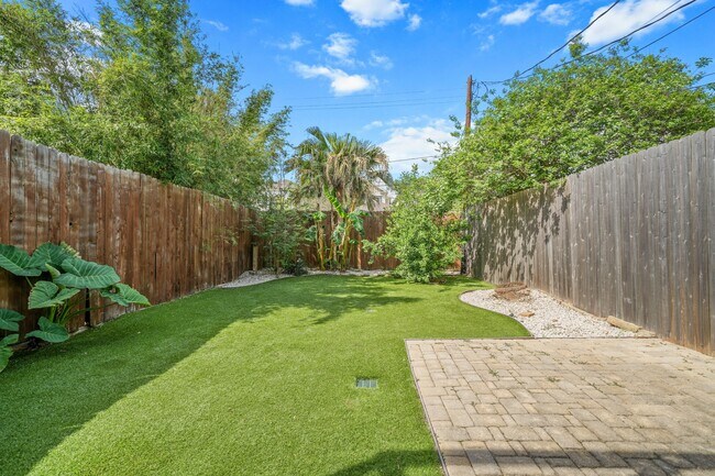 Building Photo - 513 W 22nd St