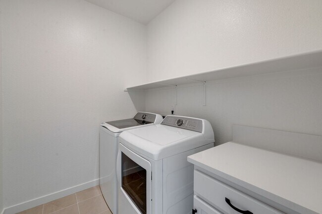 Building Photo - Never Lived In 4 Bedroom Home for Rent in Folsom Ranch!