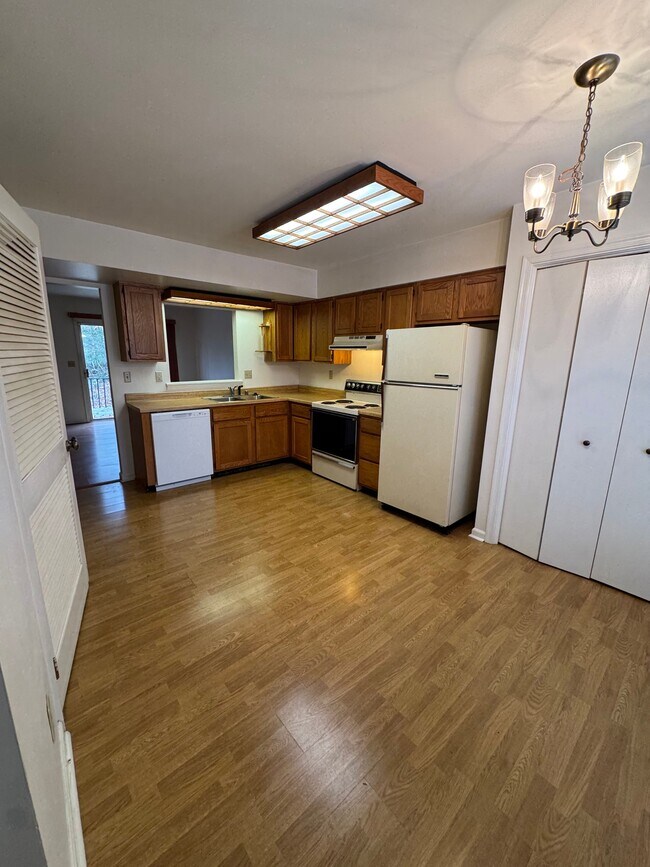 Building Photo - 16136 Clarence Ct