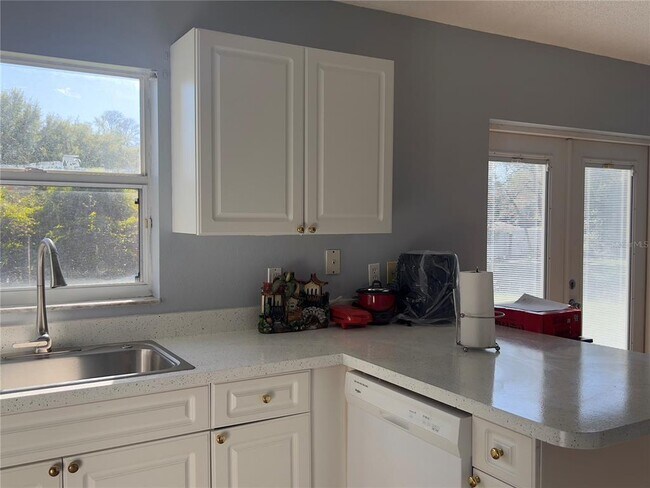 Building Photo - 825 Charles Ave