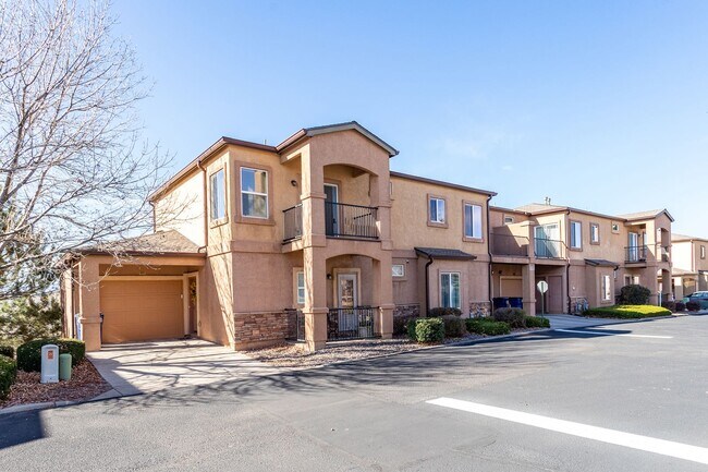 Building Photo - Beautiful Ranch-Style Condo with Attached ...