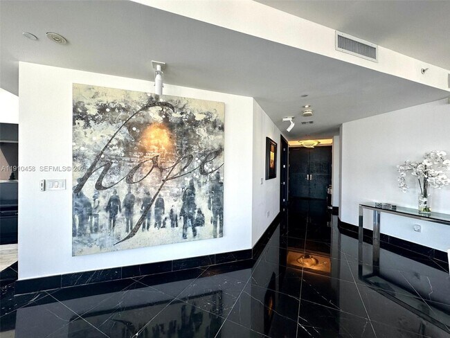 Building Photo - 1425 Brickell Ave