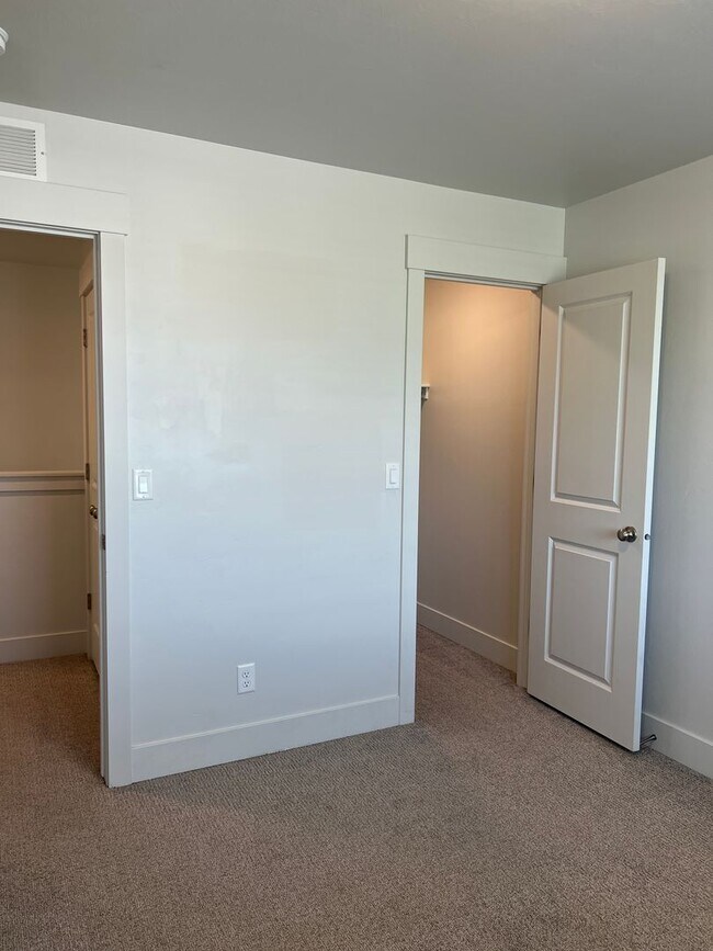 Building Photo - Beautiful 3 Bed, 2.5 Bath Townhome in Summerfield Subdivision | $1,995/month