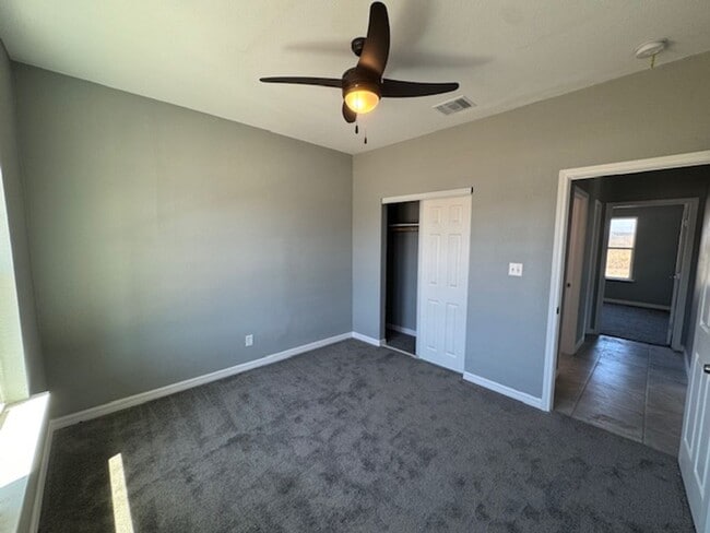 Building Photo - Super Nice Beautiful  3 bedroom 2 bath- In La Vernia with Over .43 acres