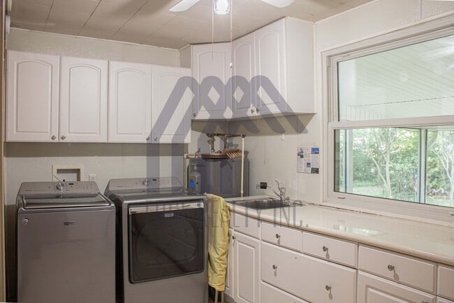 Building Photo - 135 E Derenne Ave