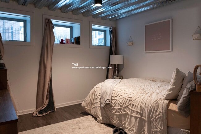 Building Photo - Massive Condo Quality 2 Bed / 2.5 Bath Duplex Down in Wrigleyville!