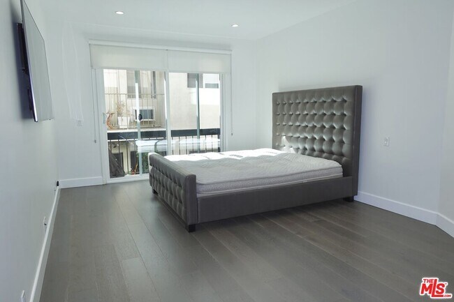 Building Photo - 723 Westmount Dr