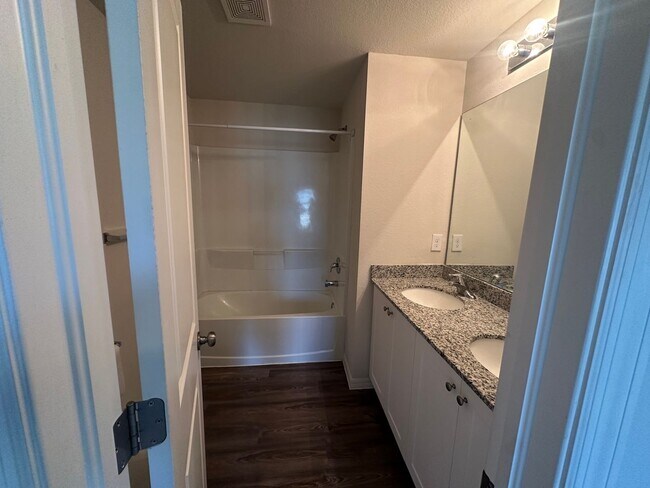Building Photo - Beautiful 2 Bedroom 2 Bath