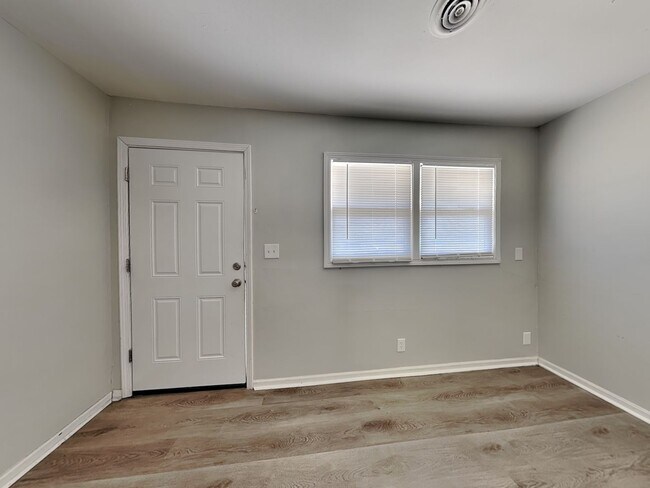 Building Photo - Beautiful 4BR 1BA Home w/  Granite Counters, Stainless Steel Appliances and Big Backyard in Grand...