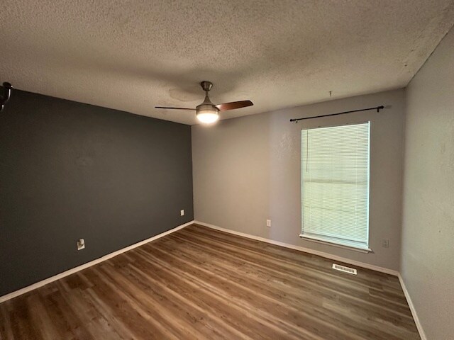 Building Photo - 7213 Lakewood Cir