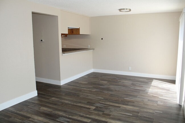 Building Photo - Updated 4 bedroom, 1 1/2 bathroom Townhome...