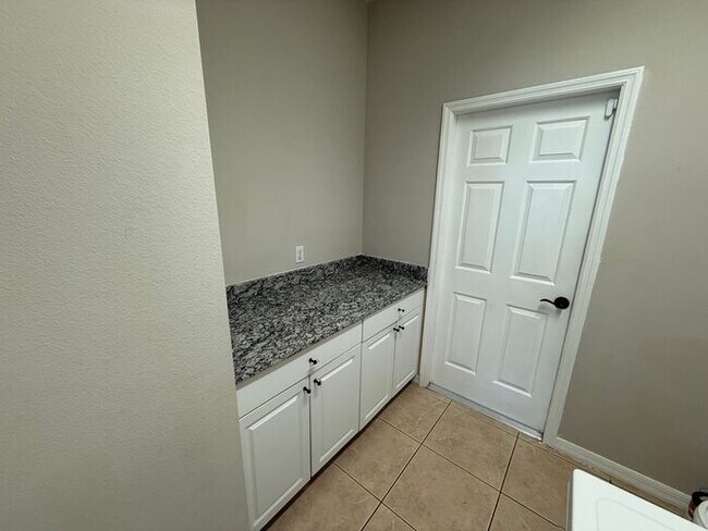 Building Photo - 3/2.5 Townhome in St Cloud-AVAILABLE NOW