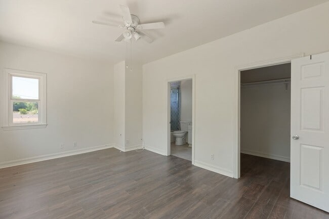 Building Photo - Elegant 5-Bedroom Estate with Pool in Prime Woodland Hills