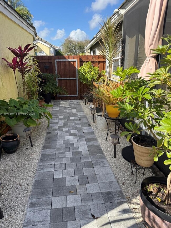 Building Photo - 2704 Pinewood Ct