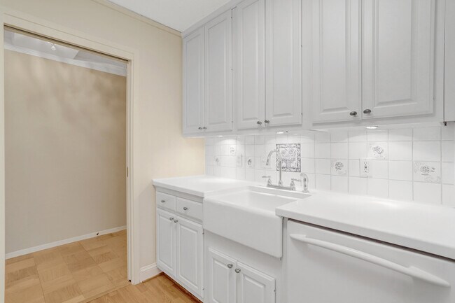 Building Photo - 3800 Fairfax Dr