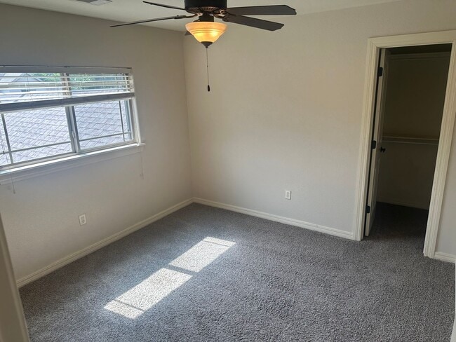 Building Photo - Available for Immediate Move-in!  3 Bedroom, 2 Bathroom, Two-Story Fayetteville Home