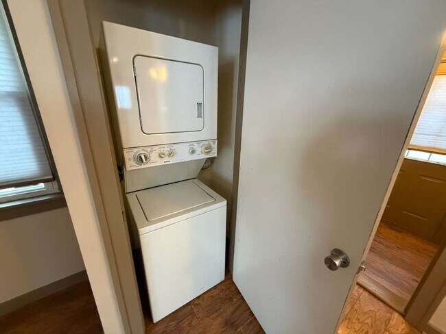 Building Photo - 2 BED, 1 BATH BEAUTIFIL SINGLE-FAMILY HOME IN EUCLID!