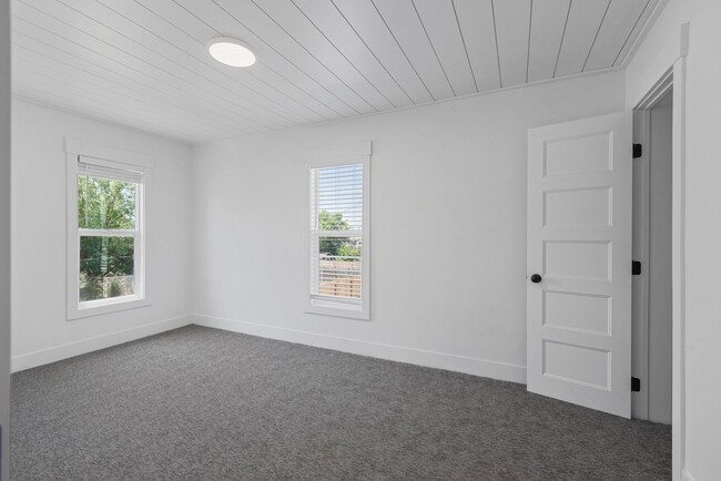 Building Photo - 5 Bed 2 Bath MODERN HERITAGE HOME