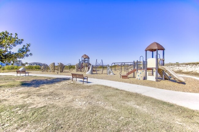 Building Photo - Beautifully Maintained 4 bed/3bath 2 Story...