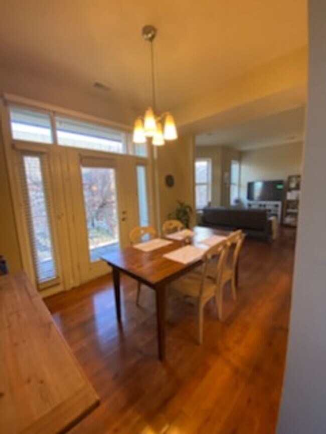 Building Photo - 627 Clara Ave