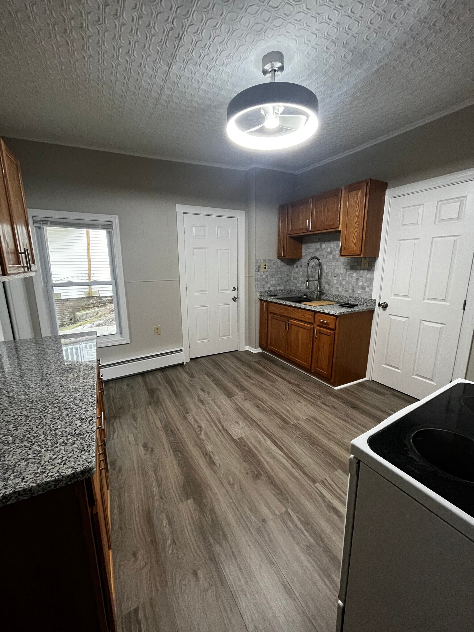 Building Photo - 84 W Main St