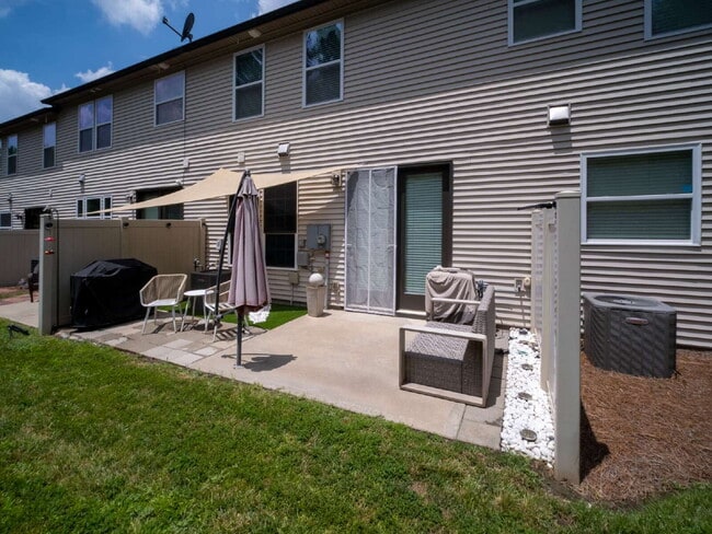 Building Photo - "Exquisite  2-Bed Townhouse with 2.5 Baths in Prime Charlotte Location – 1,531 Sq Ft of Comfort!"