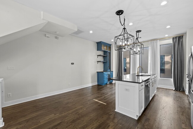 Building Photo - Rare 2BR/2BA Townhome with Spacious Yard i...