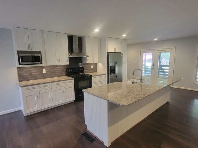 Building Photo - 3 Bedroom 2 Bathroom Home