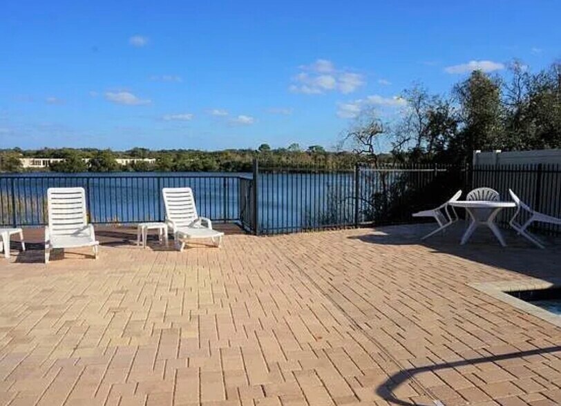 Building Photo - 375 Lake Ontario Ct