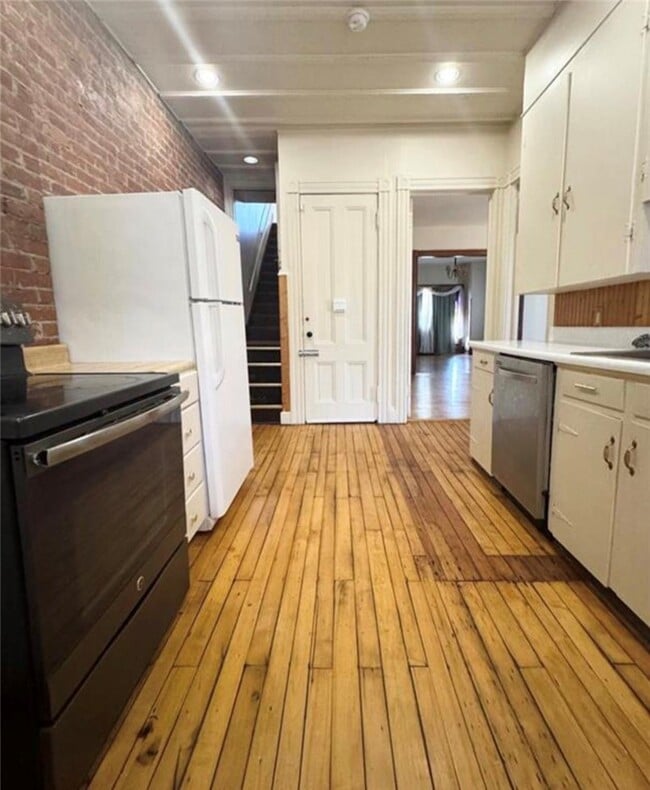 Building Photo - 301 W Clinton St