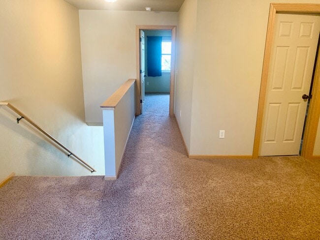 Building Photo - 2 Bedroom 1.5 Bathroom located in the Heights!