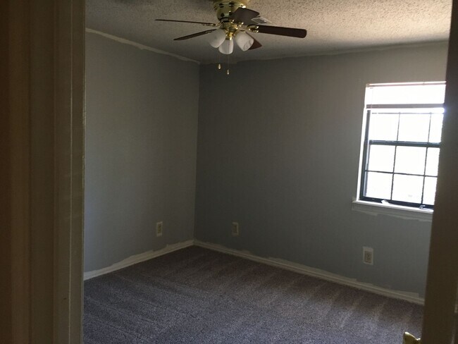 Building Photo - 3327 N Detroit Ave