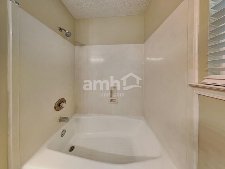 Building Photo - 131 Junco Way