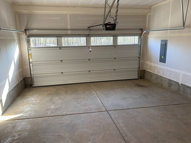 Building Photo - Gorgeous  4 Bed 2.5 Bath Home in Camas! Union School District! Laminate Floors Throughout Main! S...