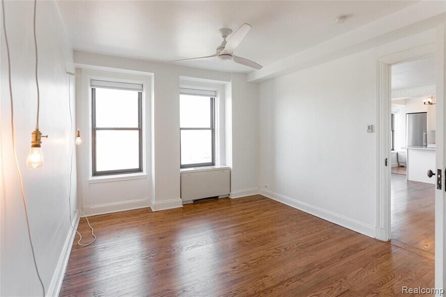 Building Photo - 15 E Kirby St