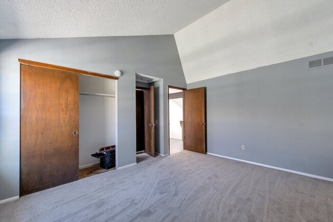 Building Photo - 2 bed 1 bath Townhome with a 2 car garage