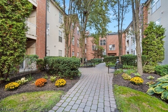 Building Photo - 50 Maple Ave