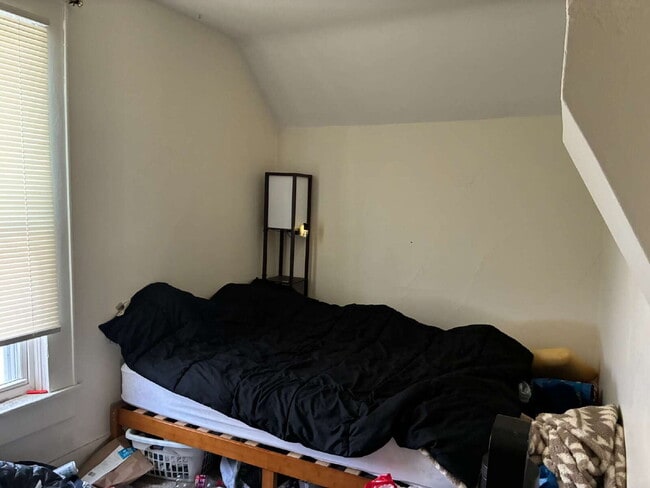 Building Photo - 4 bed 2 bath available June 1st